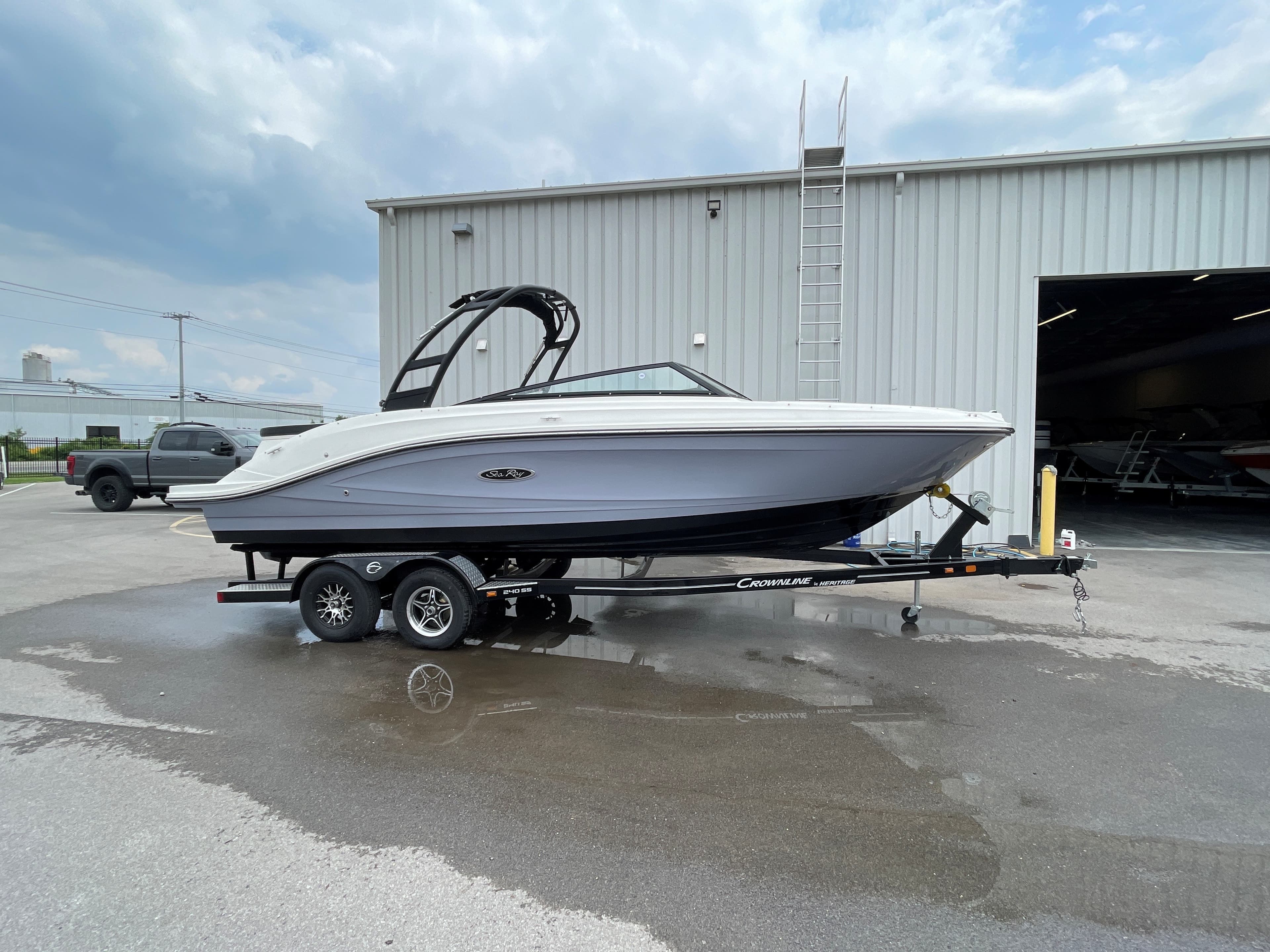 2023 Sea Ray 230 SPX - exterior