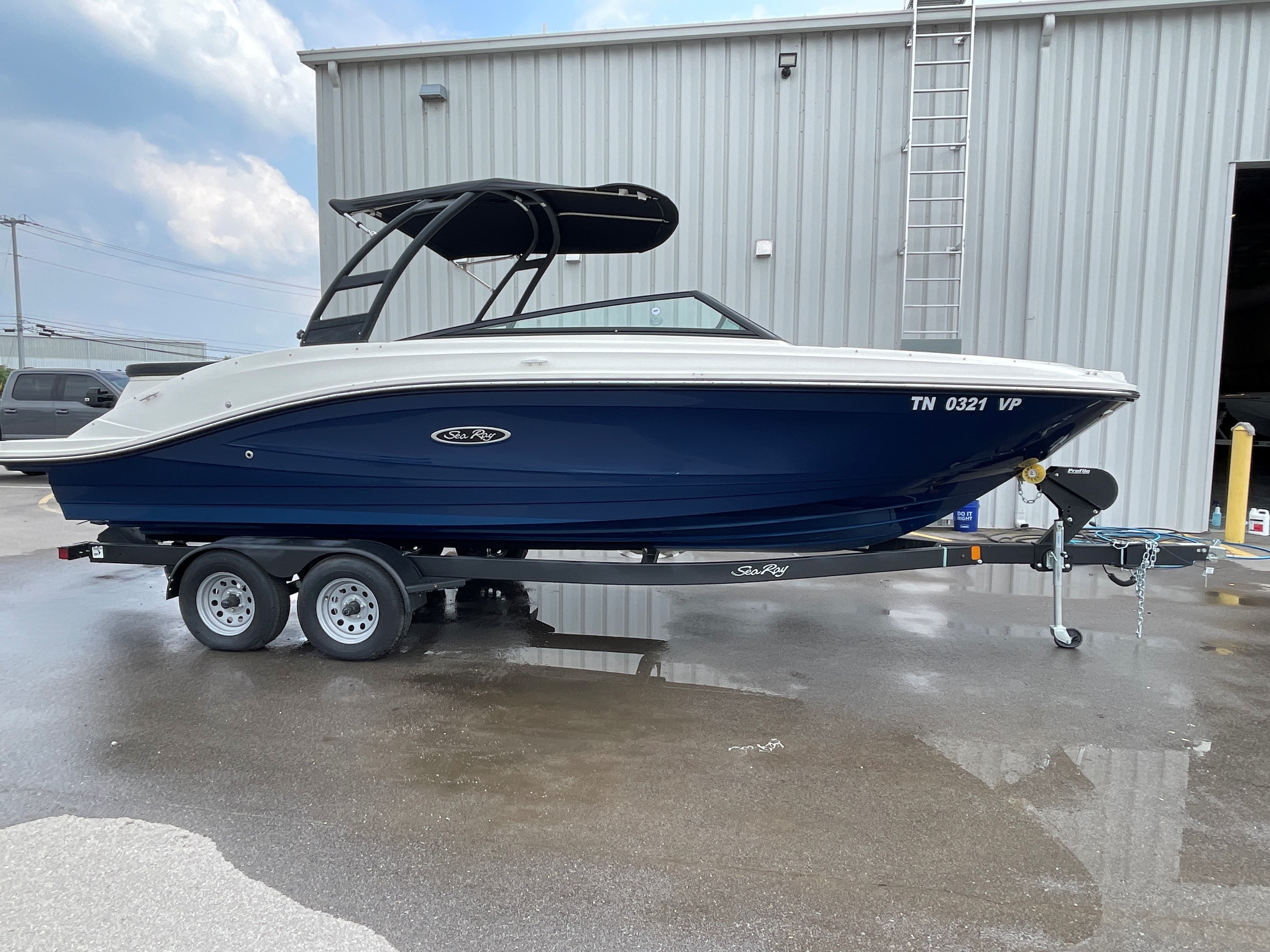 2023 Sea Ray 230 SPX - exterior