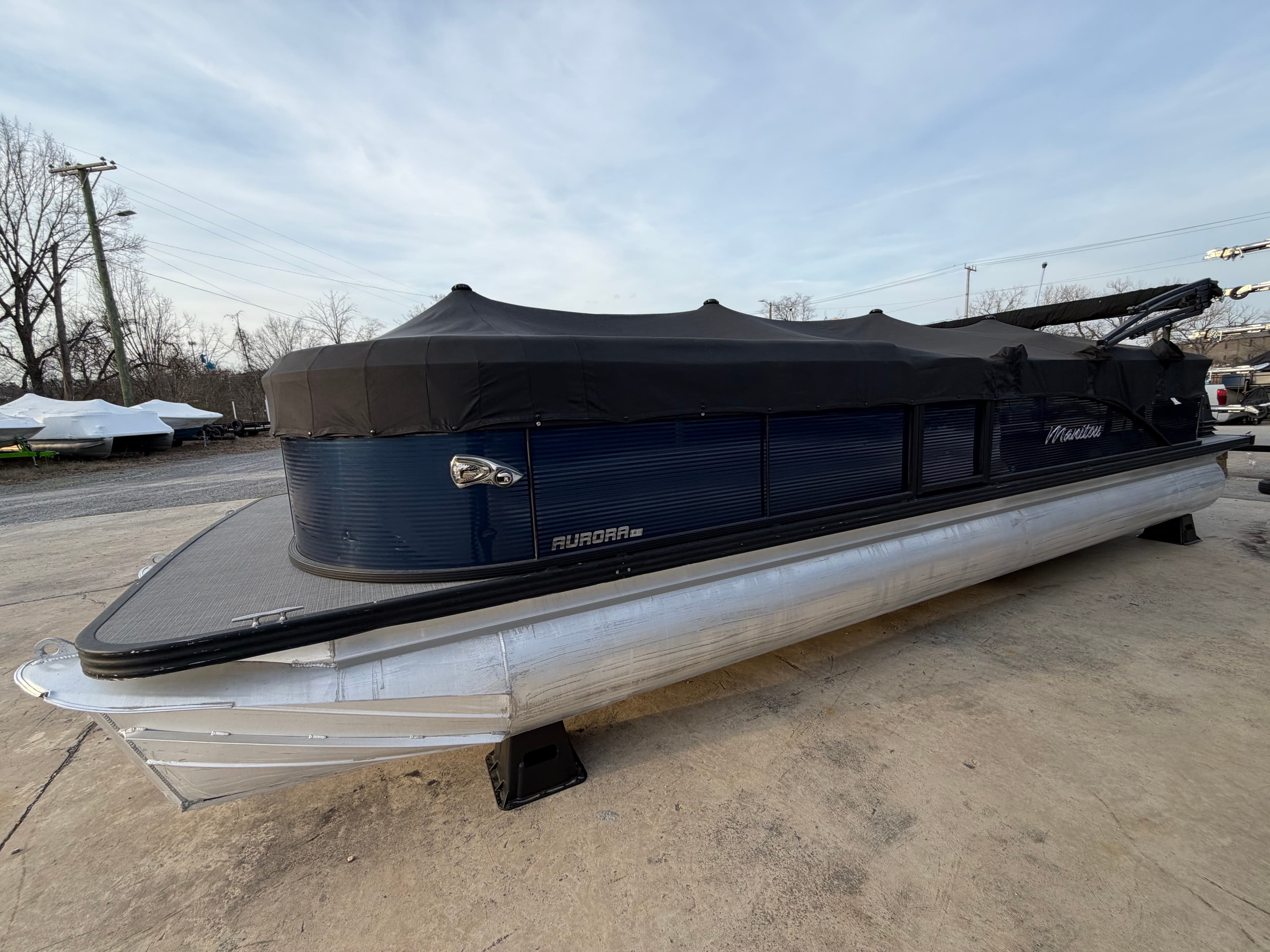 2022 Manitou Aurora - exterior