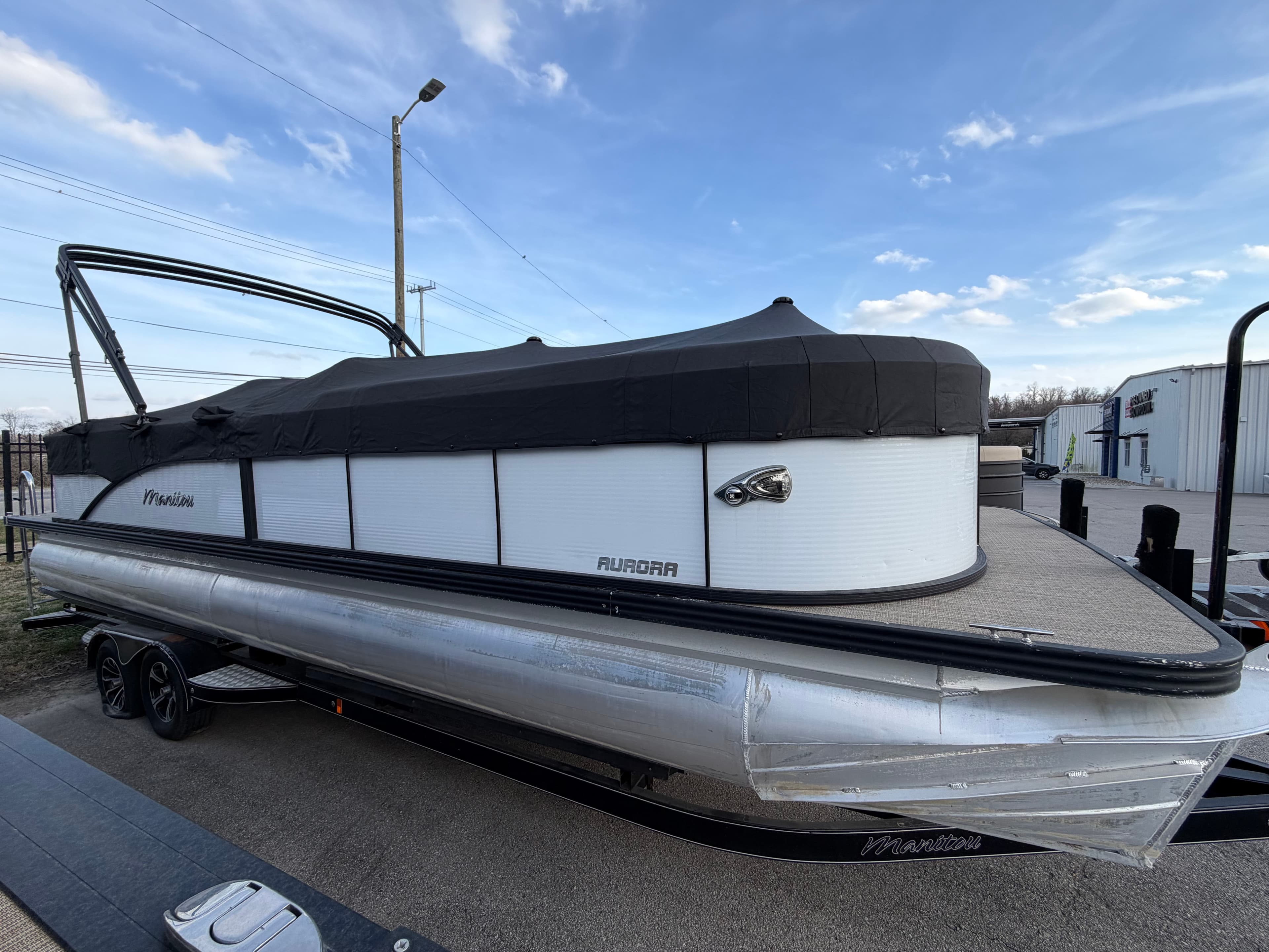 2022 Manitou Aurora - exterior