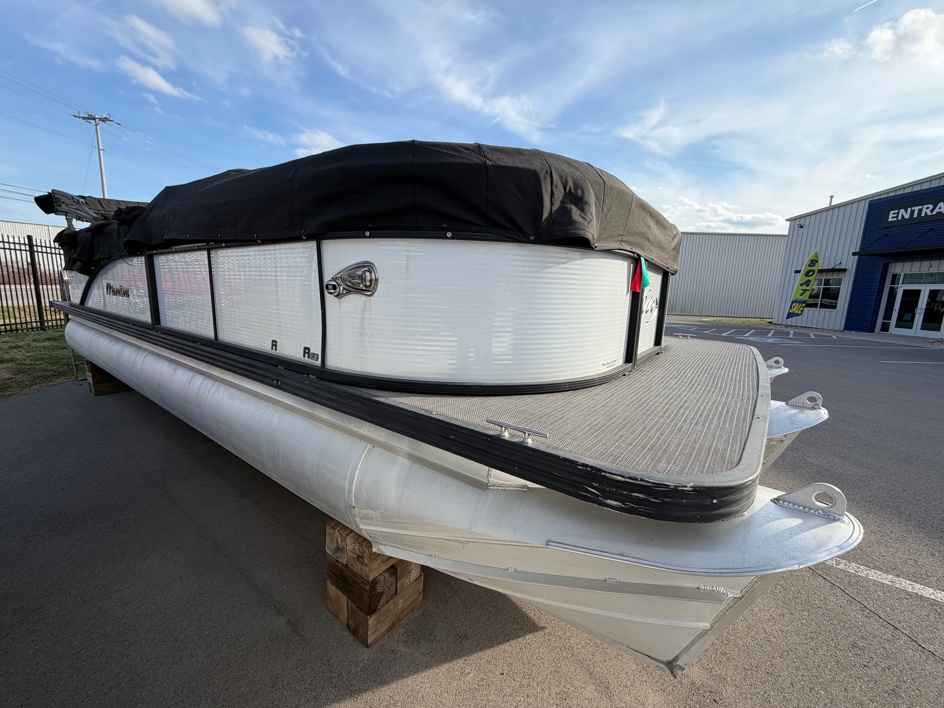 2021 Manitou Aurora - exterior