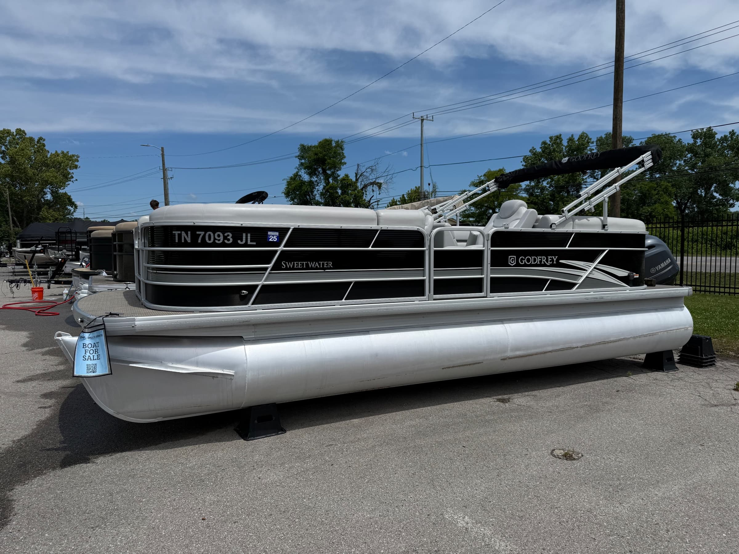 2022 Sweetwater SB - exterior
