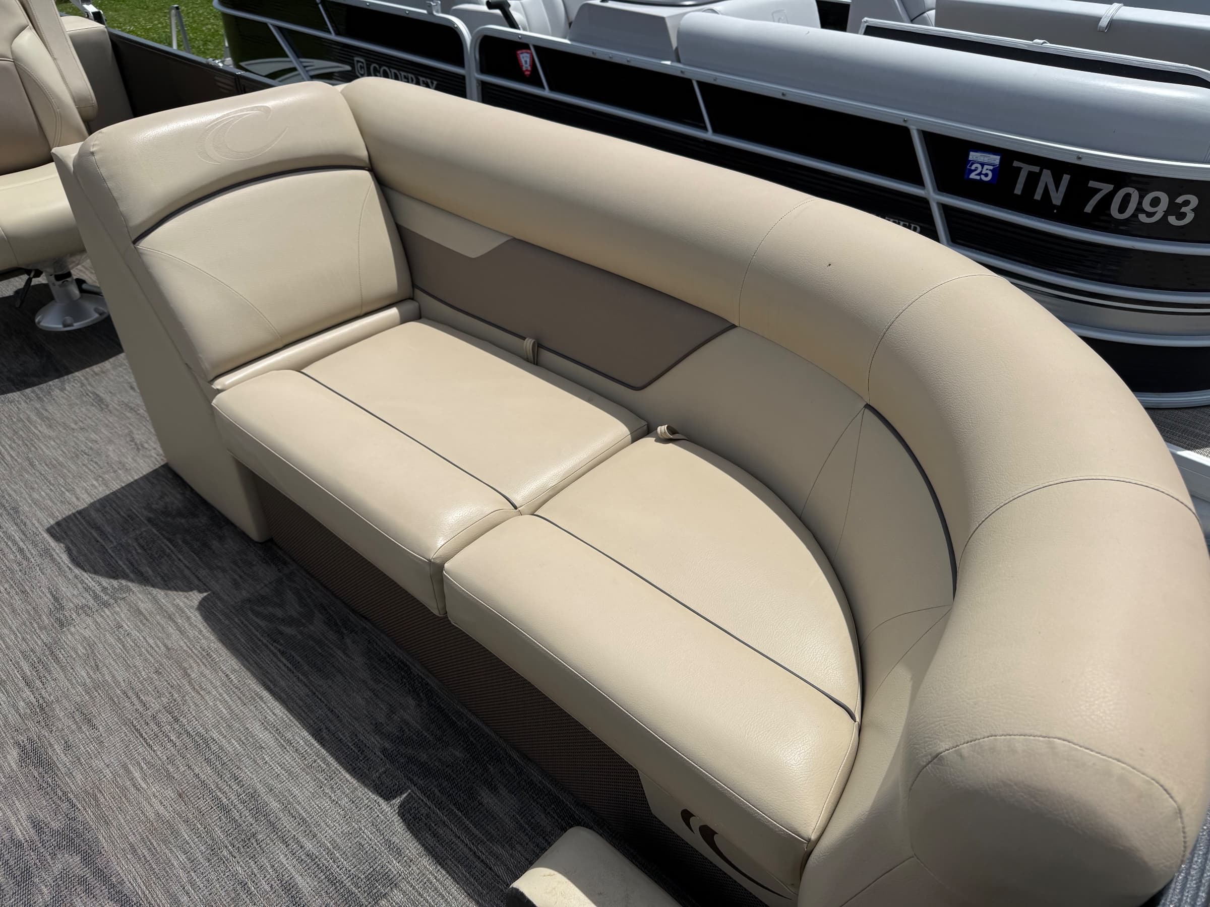 2022 Crest Classic 220 - exterior