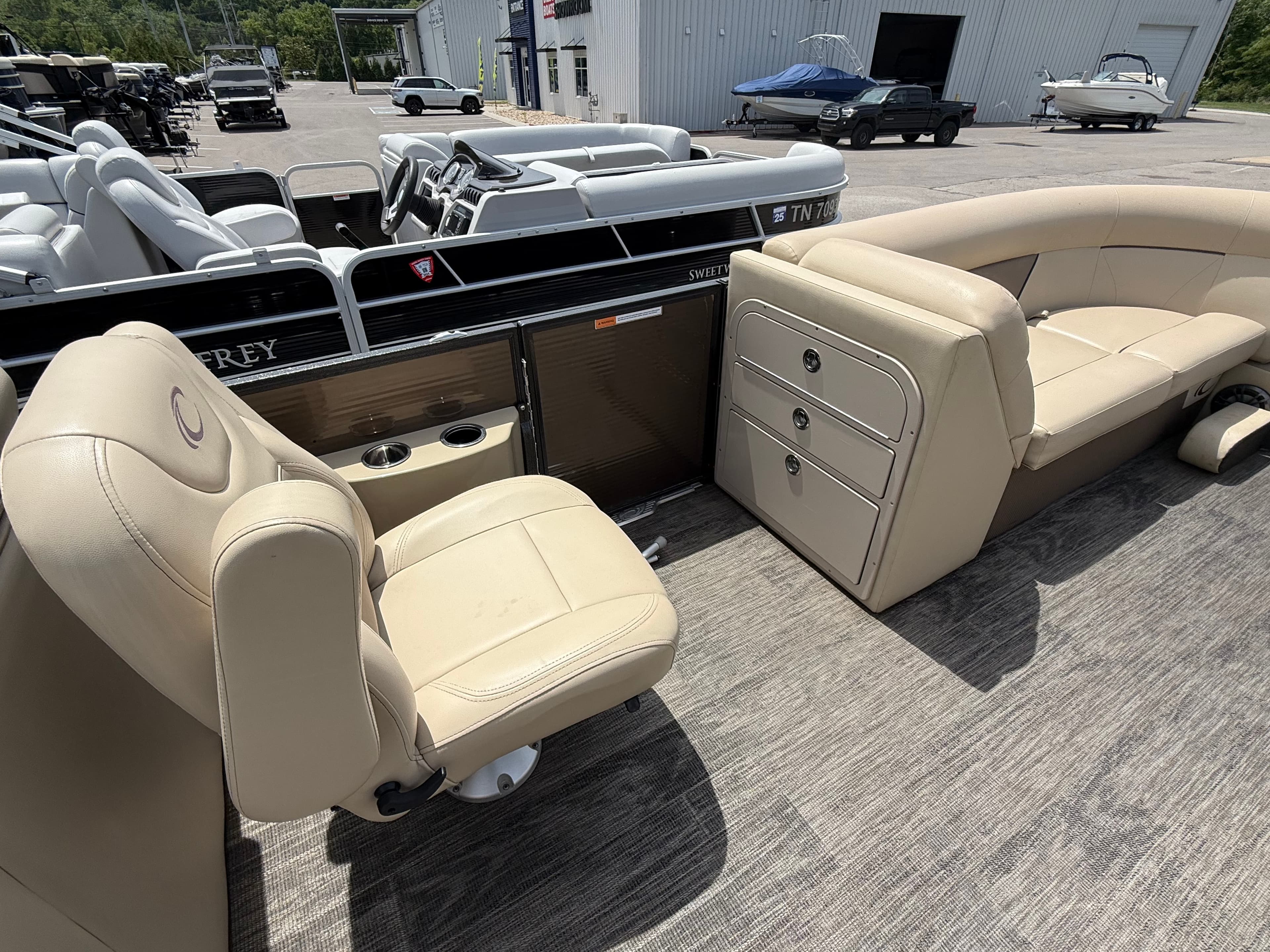 2022 Crest Classic 220 - exterior