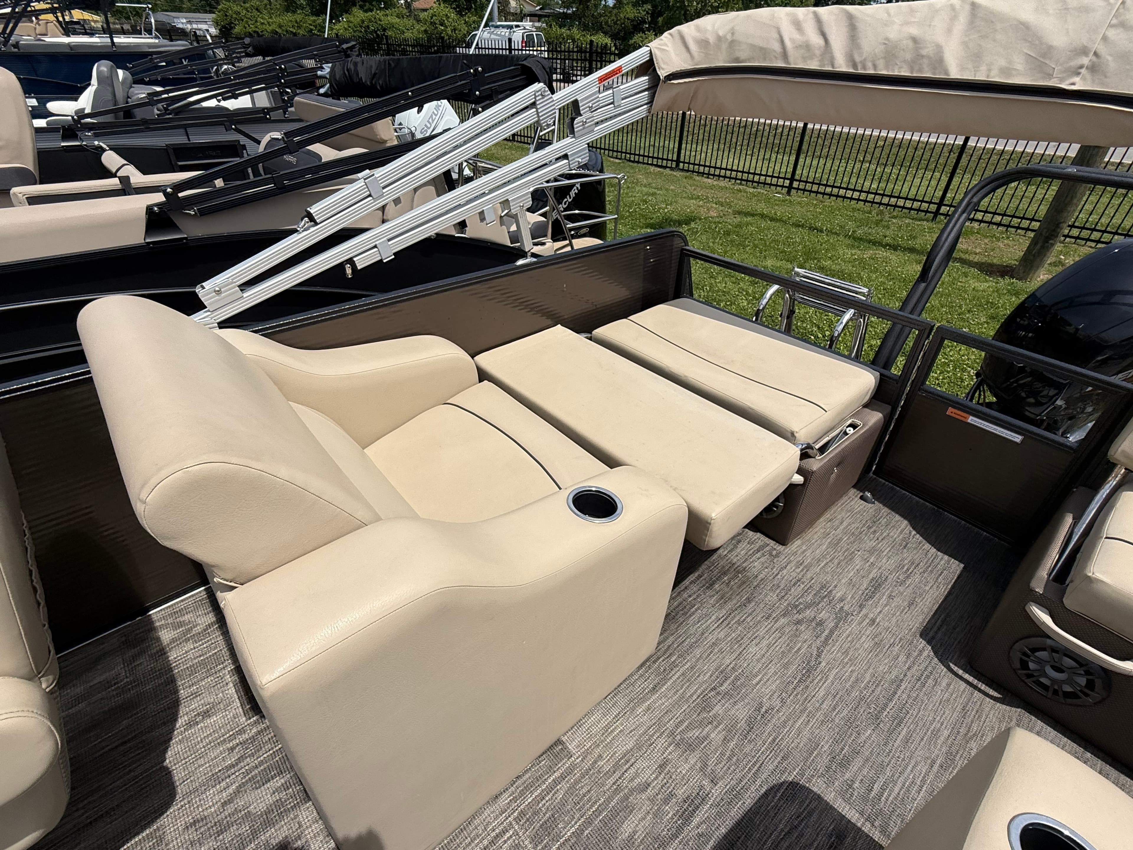 2022 Crest Classic 220 - exterior