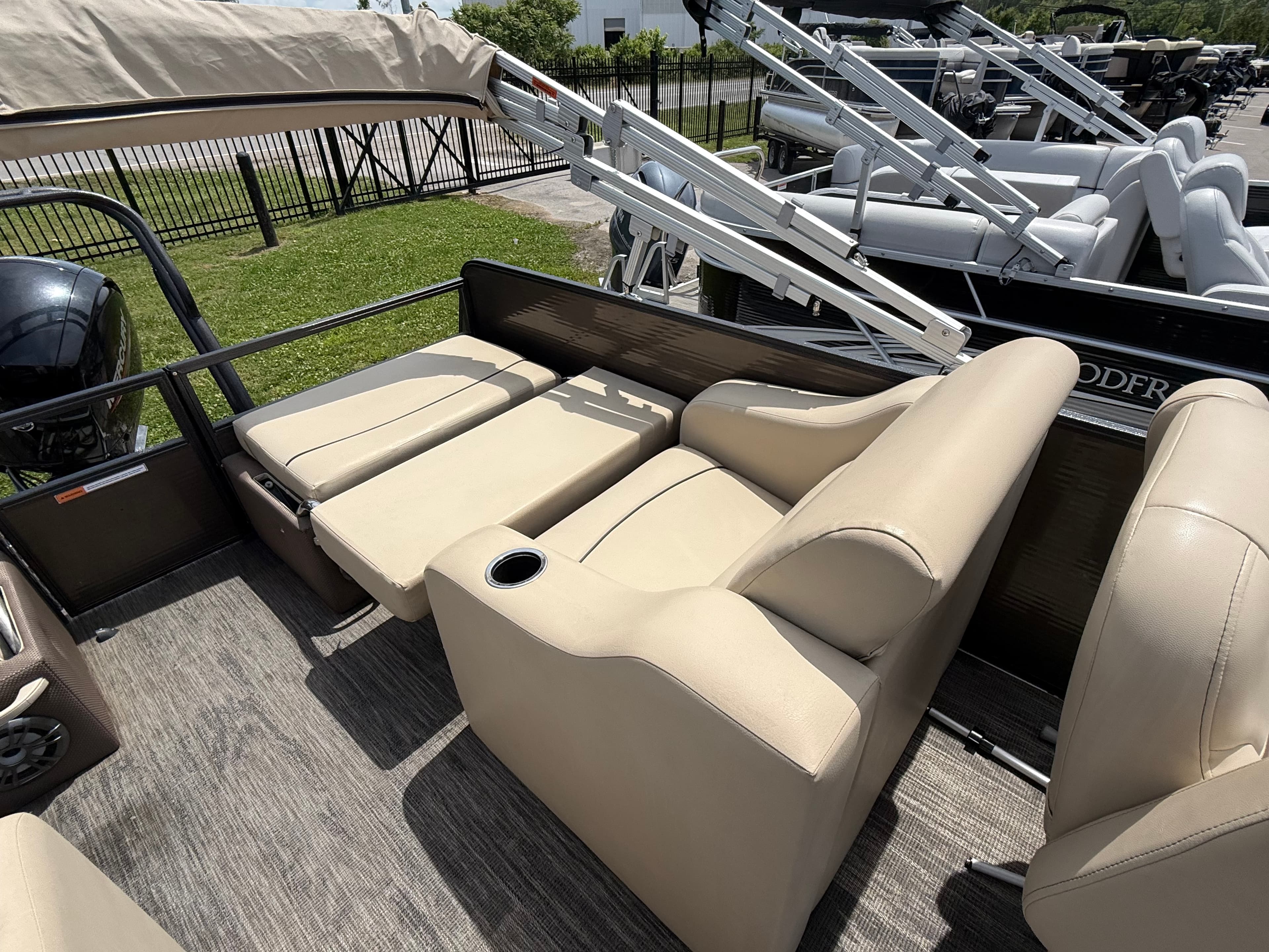 2022 Crest Classic 220 - exterior