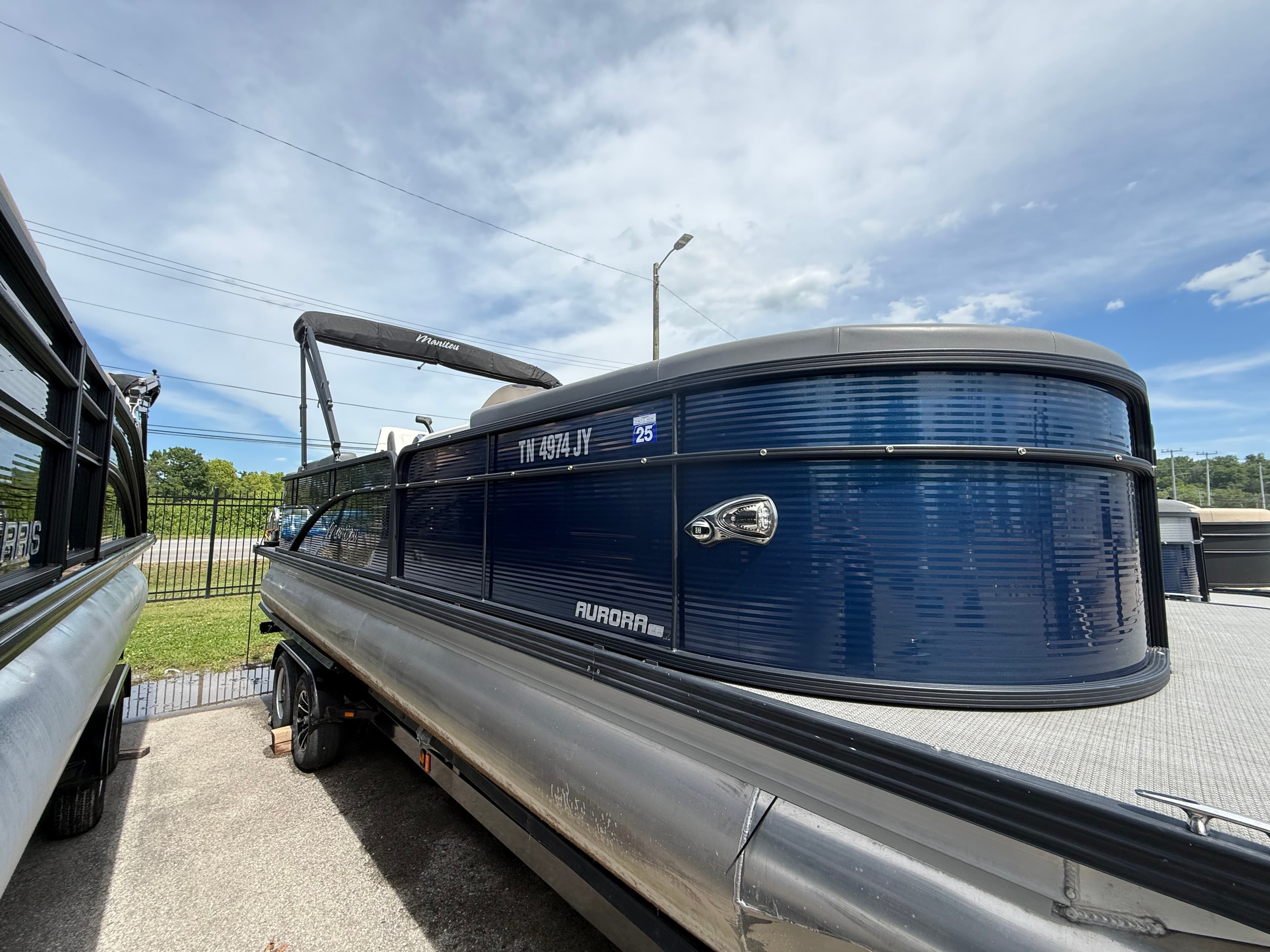 2022 Manitou Aurora - exterior