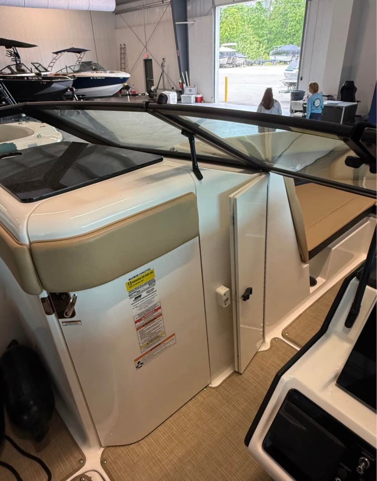 2024 Sea Ray 230 - exterior