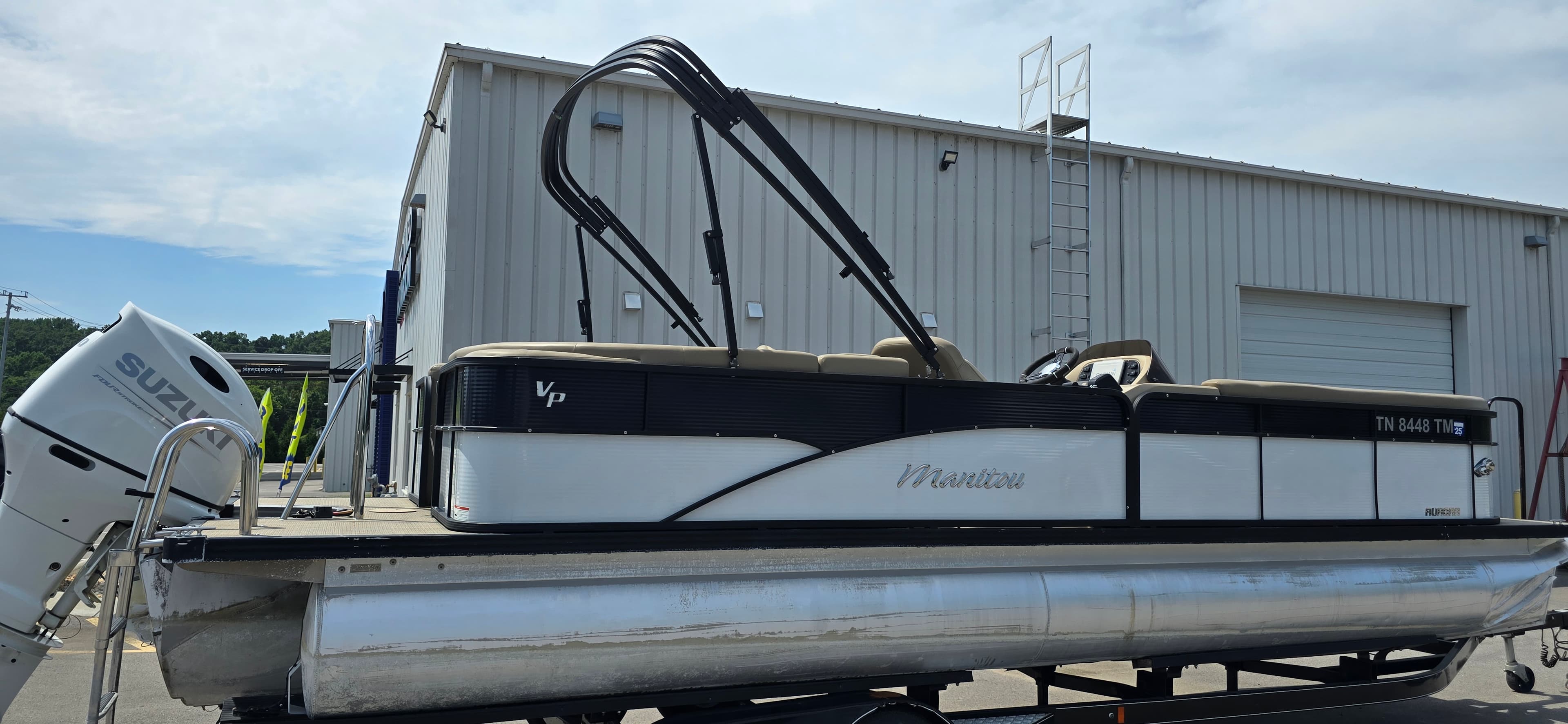 2022 Manitou Aurora - exterior