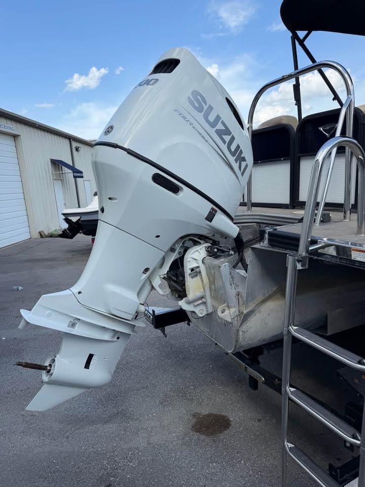 2022 Manitou Aurora - exterior