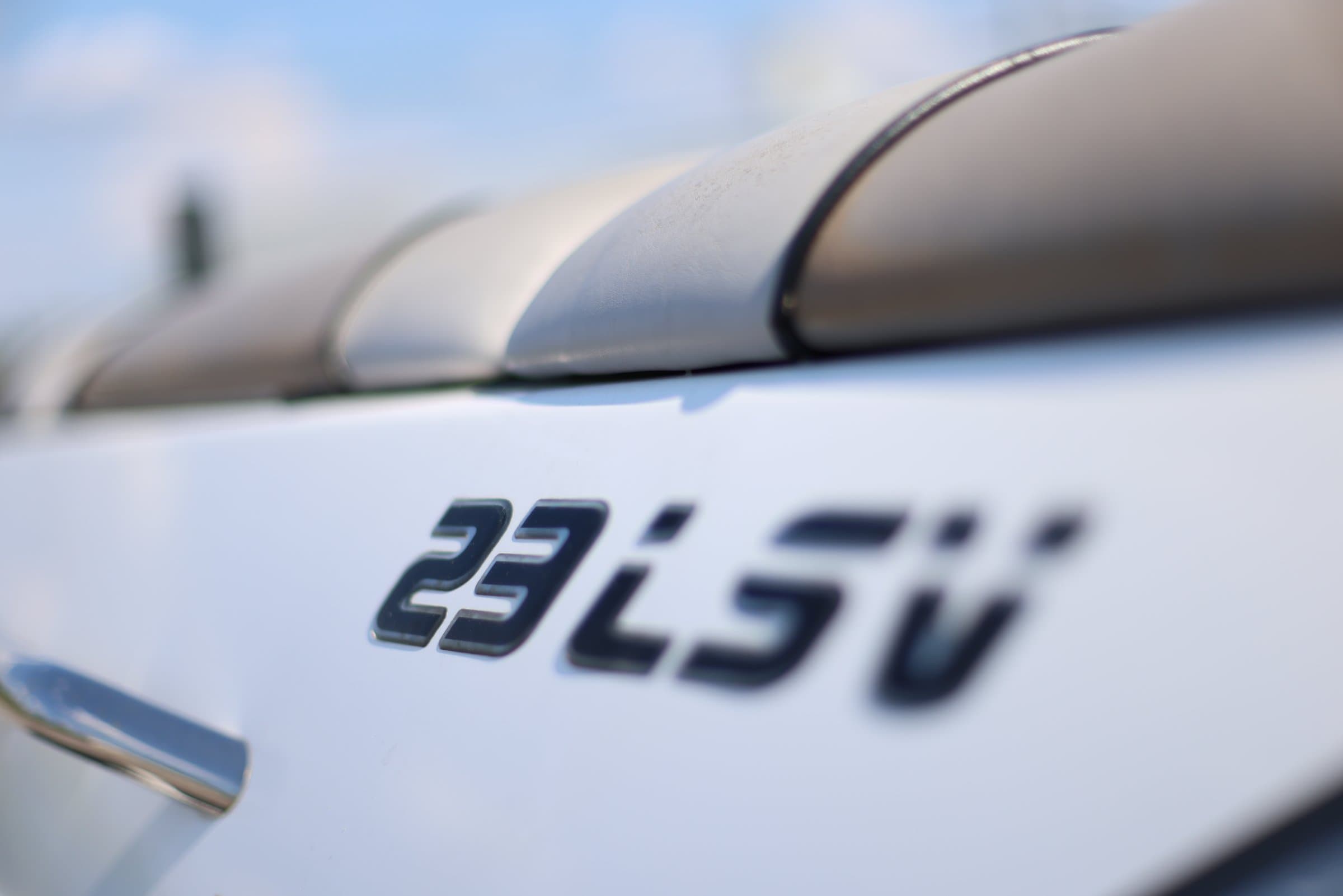 2004 Malibu 23 LSV Wakesetter - exterior