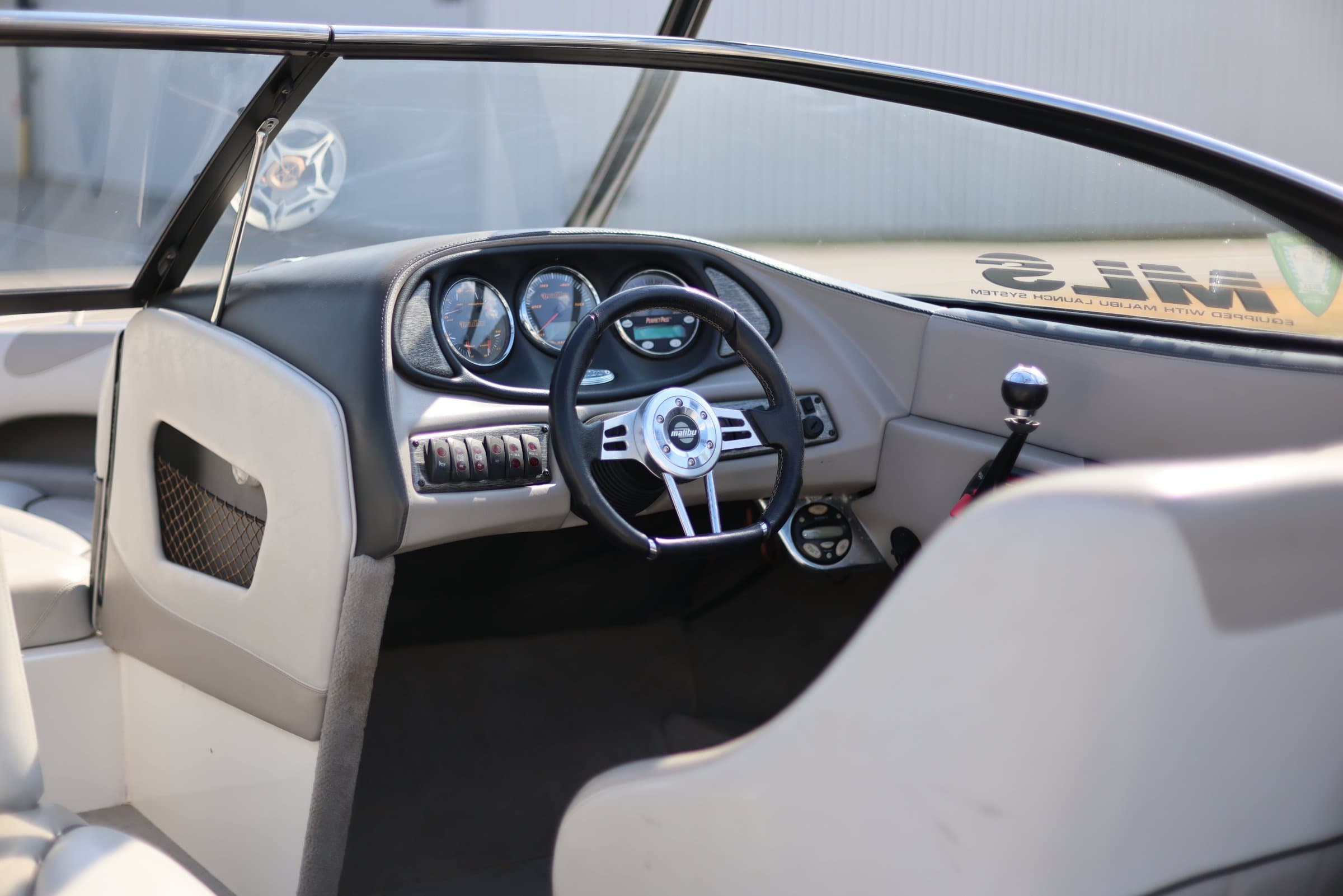 2004 Malibu 23 LSV Wakesetter - exterior