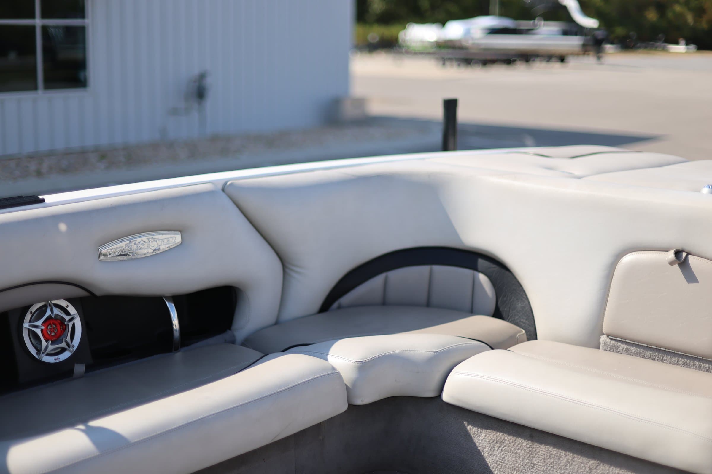 2004 Malibu 23 LSV Wakesetter - exterior