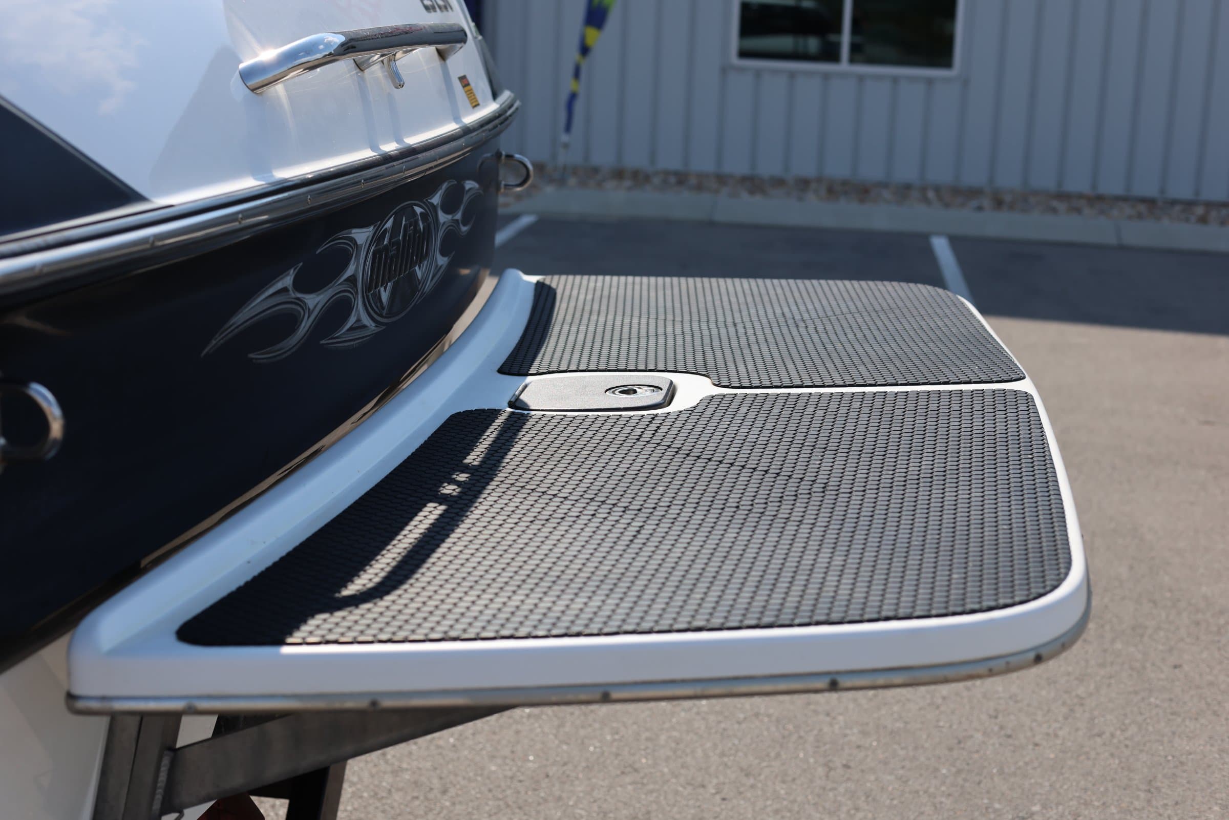 2004 Malibu 23 LSV Wakesetter - exterior