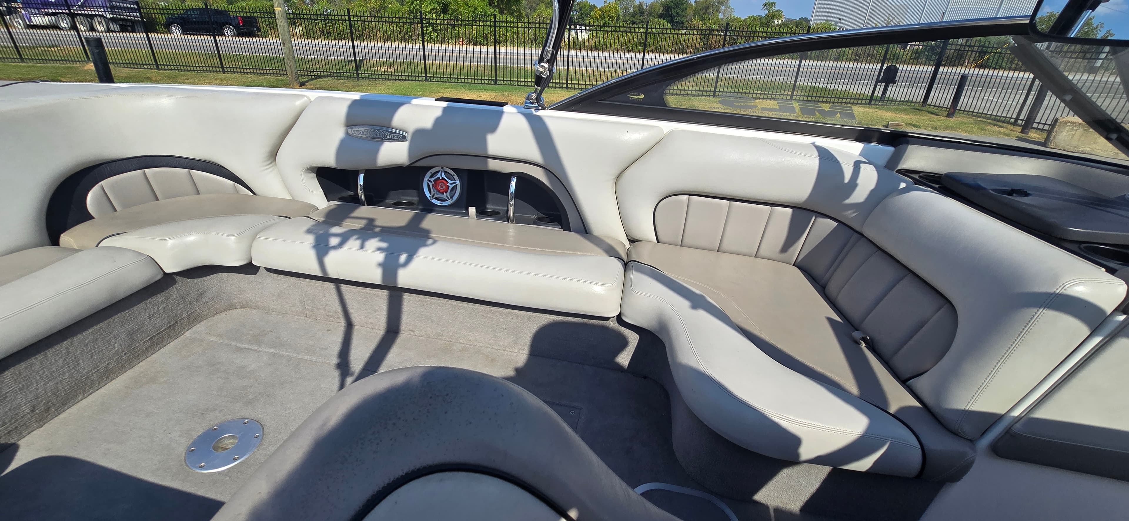 2004 Malibu 23 LSV Wakesetter - exterior