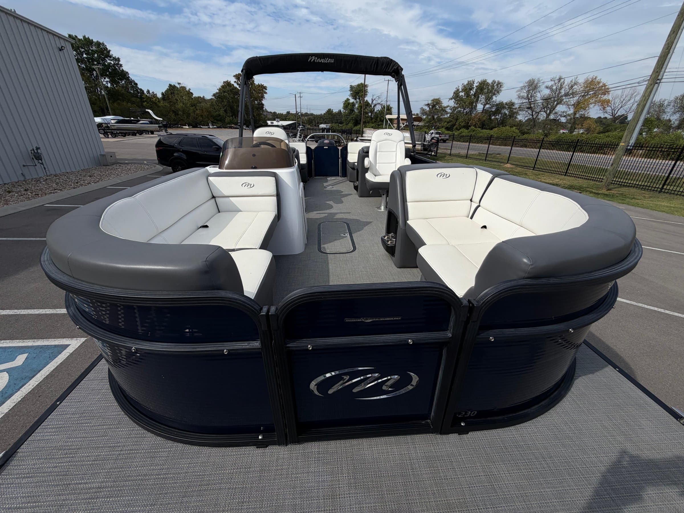 2022 Manitou Aurora - exterior