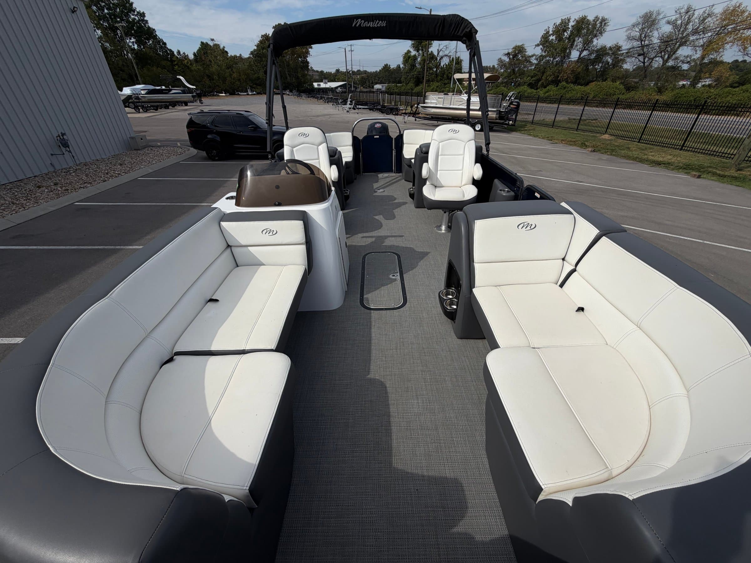 2022 Manitou Aurora - exterior