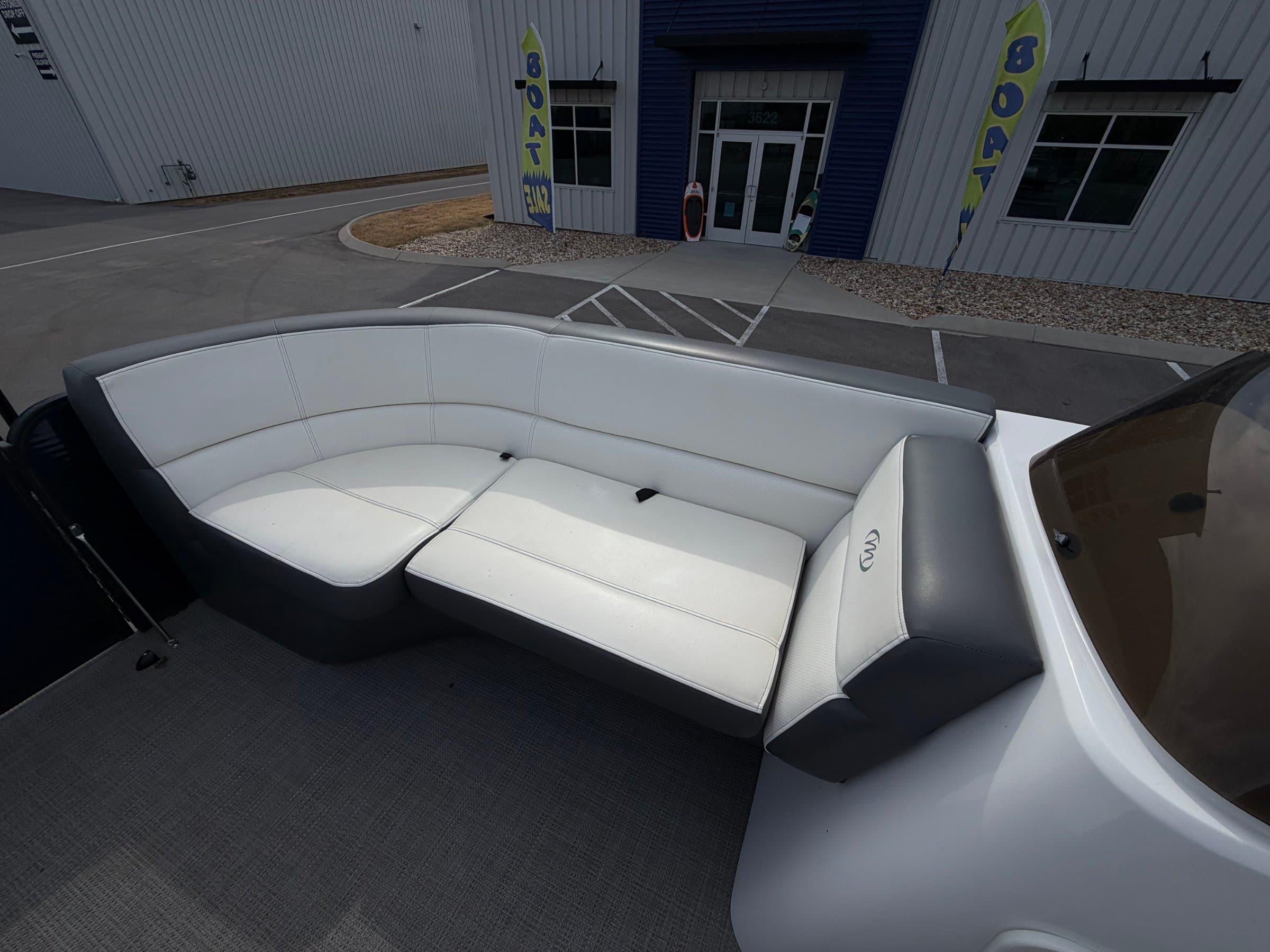 2022 Manitou Aurora - exterior